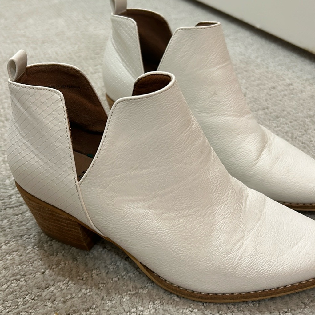 Size 8 Beast Fashion White Booties